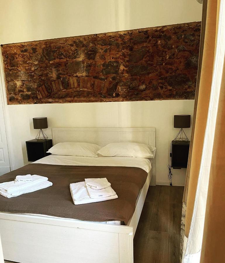 Etnea Room's *